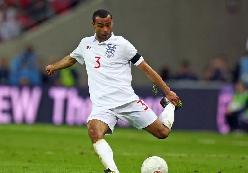 Ashley Cole cùng đội bóng Anh