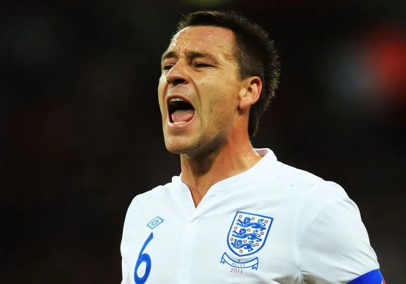 John Terry trượt chân