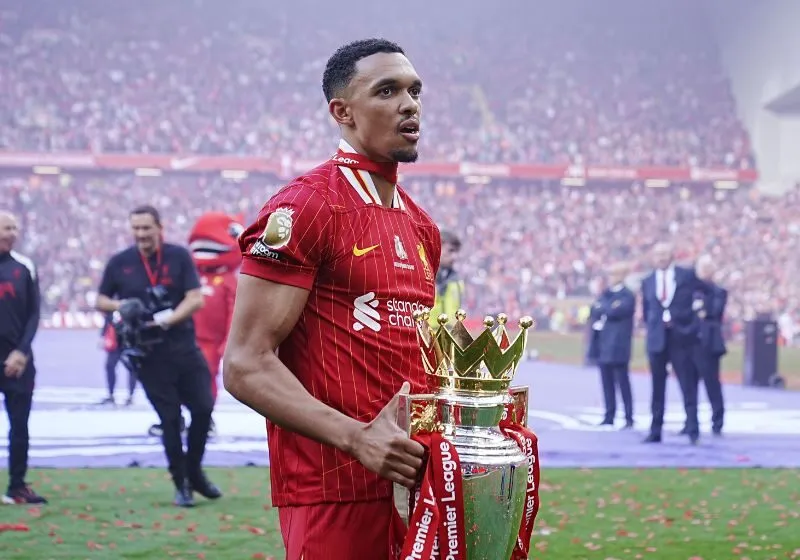 Trent Alexander-Arnold ăn mừng cùng chiếc cúp Ngoại hạng Anh trong màu áo Liverpool 