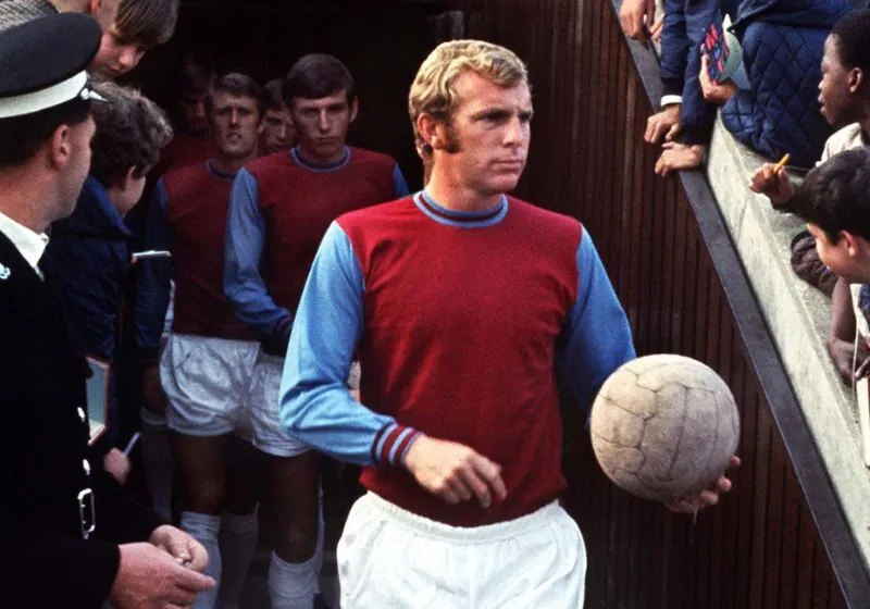 Bobby moore số áo